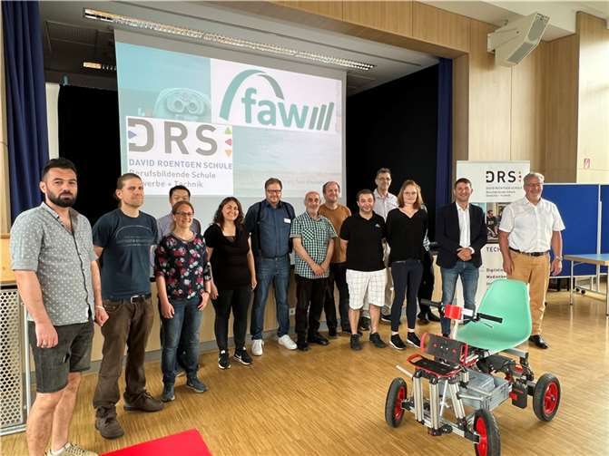 Die Projektmitwirkenden präsentieren ihre Ergebnisse: v.l.: Herr Anter (Projektteilnehmer), Herr Hessler (Jobcenter Neuwied), Wang Zhang, Julia Klein, Alev Akkaya (FAW), Herr Hennig (stellvertr. Leiter der DRS) mit Kollegen (hinten), vorne: Projektteilnehmende Herr Mohammad, Herr Cui, Frau Reiser, Peter Dönges (stellvertr. Leiter der FAW Köln), Hr. Wunsch (stellvertr. Leiter der DRS). Foto: privat