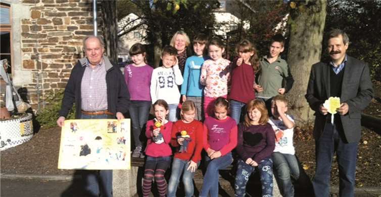 Die Projektpaten Bernhard Wiemer und Erhard Günter überzeugten sich an der Stromberger Grundschule vom Erfolg der Arbeit. privat