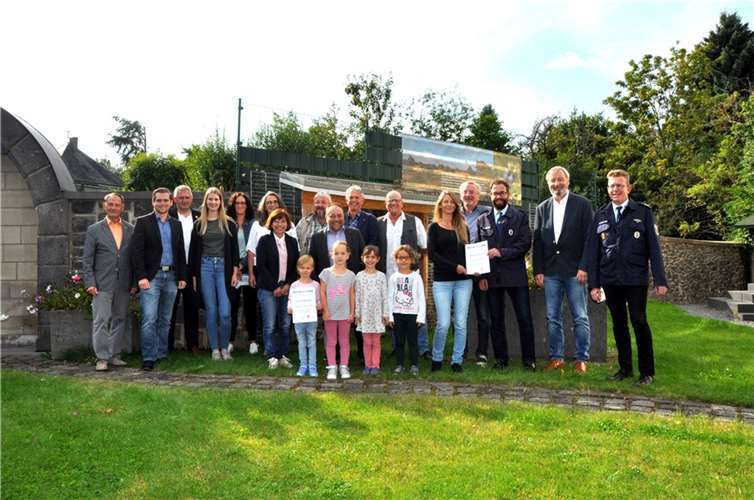 Die Projektpreisträger aus Kirchwald und Weiler freuen sich mit den anwesenden Gästen. Fotos: BS