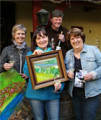 Die Projektteilnehmerinnen Gabi Adams-Hildebrandt, Marianne Nalbach und Gabriele Keiser (von links) mit Georg Mohr vom Leutesdorfer Weingut Mohr.  Foto: Harald Stoffels
