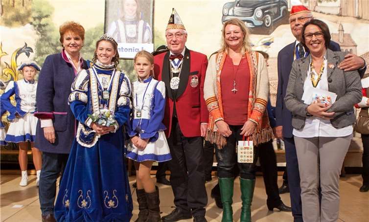 Die Proklamation der Wormersdorf Kinderprinzessin Antonia I. (Beuys) mit ihrer Pagin Greta Löffler nahmen (v. l.) die Ortsausschuss-Vorsitzende Martina Zavelberg-Pütz, Ortsvorsteher Klaus Beer, Schulleiterin Nicole Jaax, Vizebürgermeister Claus Wehage und Vizelandrätin Silke Josten-Schneider vor.JOST