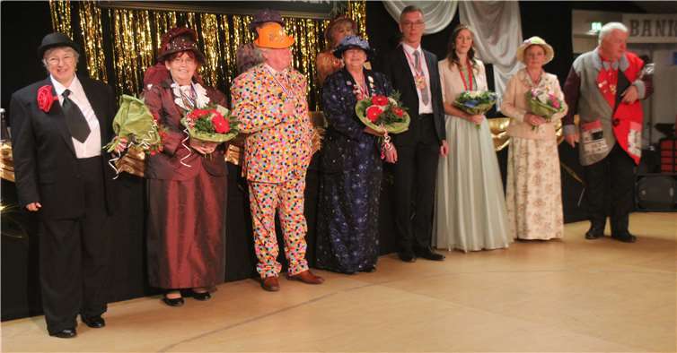 Die Prominenten und die für lange Möhnen-Zugehörigkeit Geehrten wurden auf die Bühne gebeten.Fotos: KMI