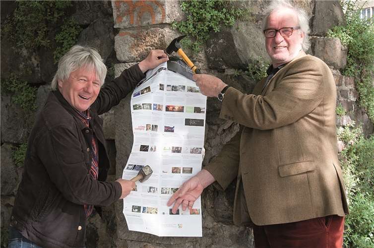 Die „Propheten des Rheinischen Kultursommers“, Jürgen Becker und Martin Stankowski, schlagen die über 95 Formate an den historischen Torbogen. Region Köln/Bonn e.V./TorstenWolter