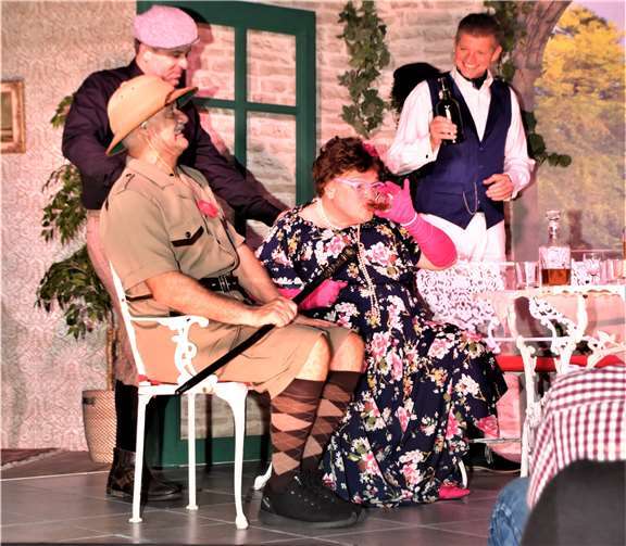 „Charleys Tante“ begeisterte das Publikum Die Protagonisten Rund und „Charliys Tante“ (Harald Lohmer) hatten ihren Spaß.Fotos: EICH