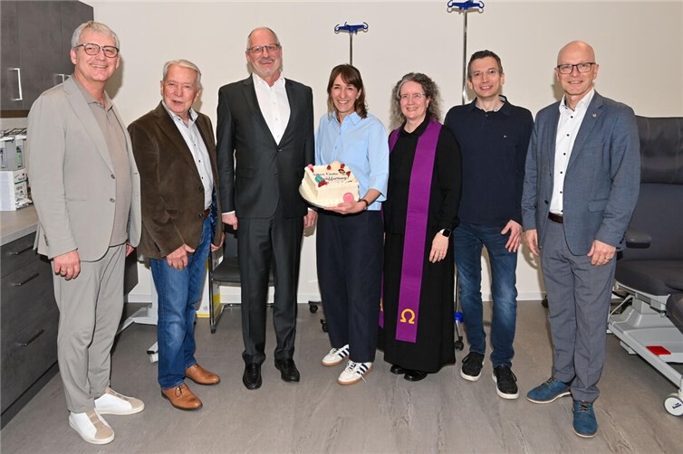 Die Protagonisten bei der Praxiseröffnung (von rechts nach links), OB Dirk Maid (Mayen), Michael Sareyko (Bauherr), Pfarrerin Metje Steinau (Evang. Kirchengemeinde Mayen), Dr. Michael Maasberg, Helmut Sareyko (Bauherr) und Sascha Monschauer (Vorstandsvoristzender VR Bank RheinAhrEifel).