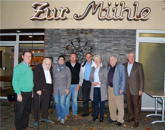 Die Protagonisten bereiten das Programm der „Breisiger Verzällche“ intensiv vor. (v.li.): Robert Hoss, Dr. Dirk Pollerberg, Biggi Geef, Wilfried Scheffler, Walter Clemens, Inge Schmitz, Waldi Fabritius, Guido Ernst. Es fehlen z.B. auf dem Bild Fuzzy Dreesbach, Karli Kurp, Willi Fuhrmann, Rudi Krämer. -FA-