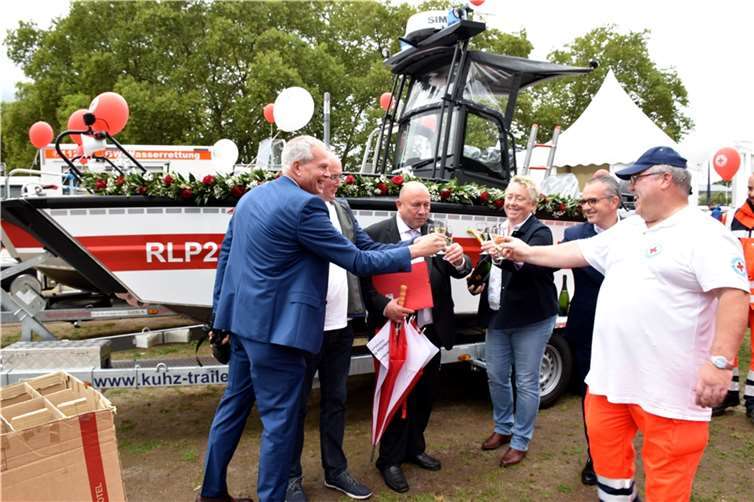 Die Protagonisten der Bootstaufe, darunter Bezirksvorsitzender Leo Biewer und Bürgermeisterin Mohrs, stießen auf das neue RLP2 an.