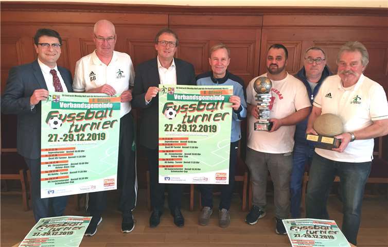 Die Protagonisten des 8. Offenen Verbandsgemeinde Fußballturnier 2019 bei der Vorstellung der und Start der Werbemaßnahmen. Foto: privat