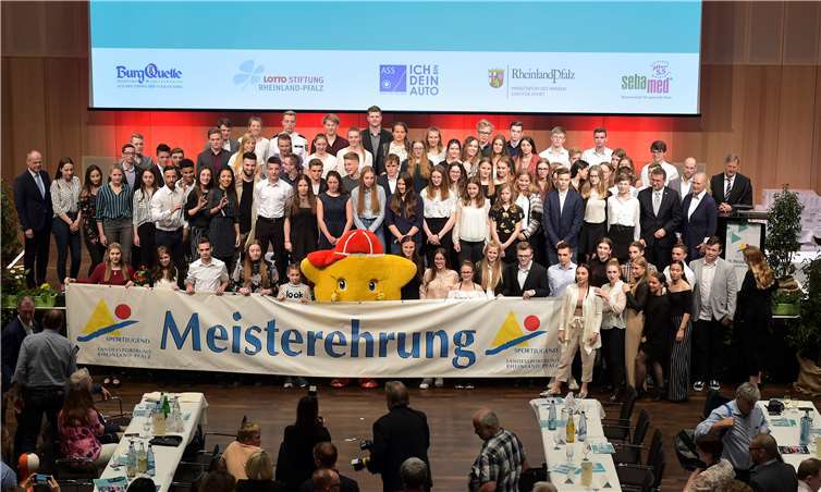 Die Protagonisten des Abends posieren gemeinsam mit dem kommissarischen LSB-Präsidenten Jochen Borchert (ganz links), Dr. Rüdiger Mittendorff von Sponsor Sebamed (ganz rechts), LSB-Vizepräsidentin Monika Sauer (2.v.r. Mitte), Alexander Focke (RPR1 Vereinsleben/3.v.r. Mitte) und Lotto-Geschäftsführer Jürgen Häfner (4.v.r. Mitte) sowie Maskottchen Twinkel für die Kameras und Smartphones. Fotos: Peter Seydel