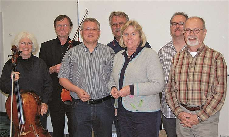 Die Protagonisten des Amateurfilm-Abends. Neben den beiden Musikern stellen sich die gastgebende Stadtbürgermeisterin Gabriele Hermann-Lersch und das Team des kreisstädtischen Film- und Videoclubs zum Pressefoto. -FA-