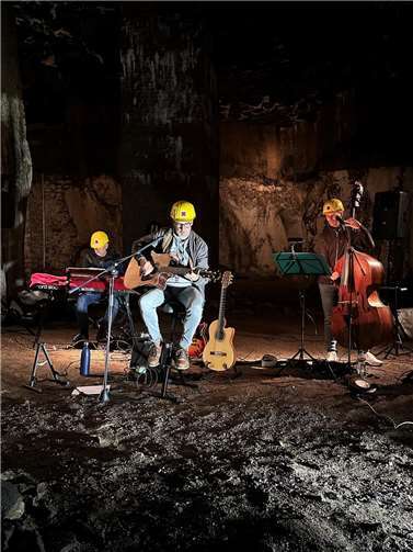 Die Protagonisten des Konzerts im Mendiger Lavakeller (von links): Winfried Schuld, Stephan Maria Glöckner und Achim Klein.  Foto: Stefan Pauly/VG-Verwaltung Mendig