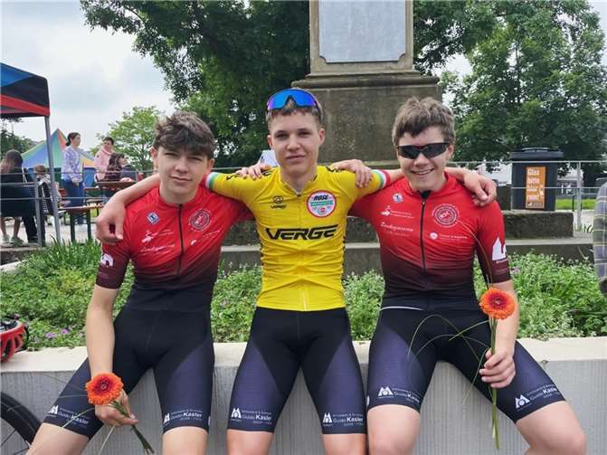 Die Protagonisten des RSC Rheinbach in Longerich, von links, Valentino Zandegiacomo de Lugan, Mika Lohmar im Trikot des Führenden im Rose NRW Rennrad-Cup und Niklas Klemmt.  Foto: Tobias Lohmar