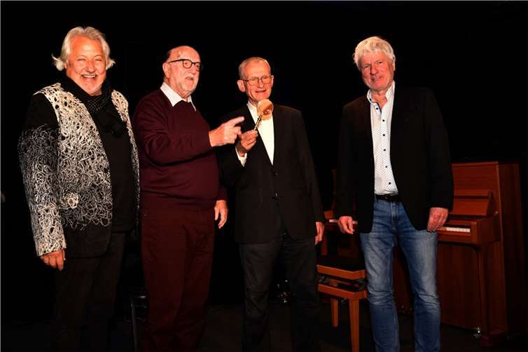 Die Protagonisten hatten auch selbst viel Freude an diesem Nachmittag: Konrad Beikircher, Klaus Grewe, Pfarrer Franz Meurer und Jürgen Becker. Foto: Rainer Timm