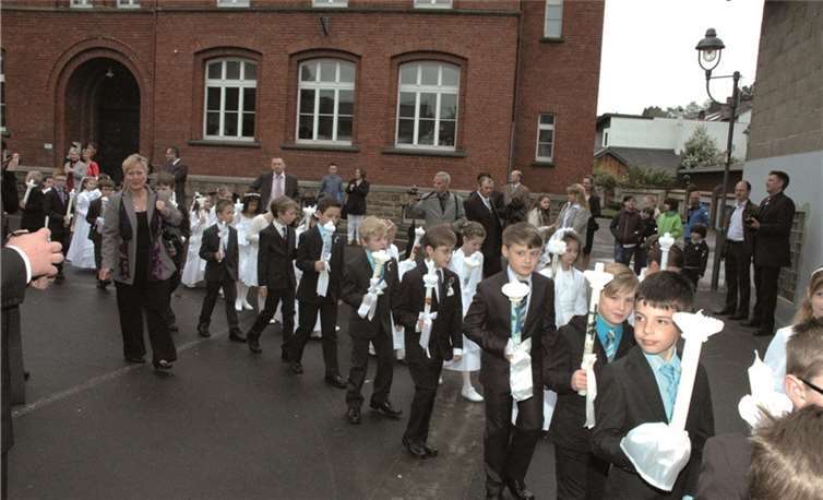 Die Prozession der Erstkommunikanten zog der Adenauer Grundschule zur Kirche.