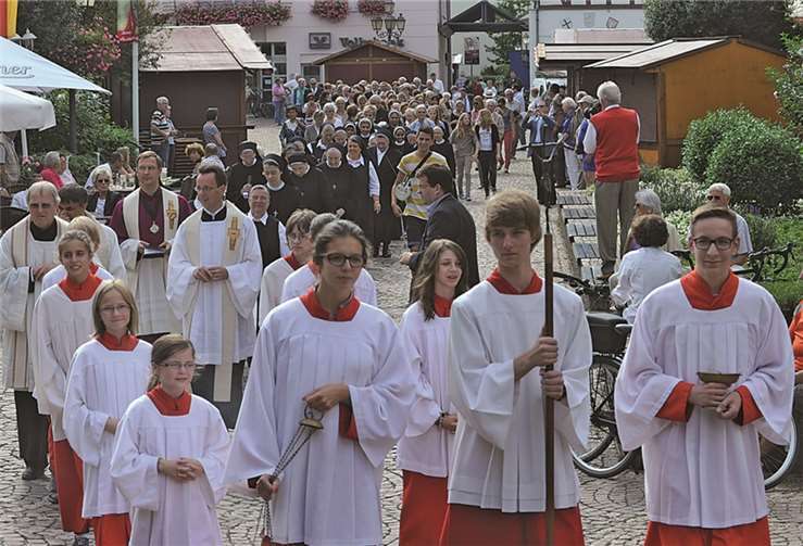 Die Prozession durch die Stdat Ahrweiler zur 175-Jahr-Feier.