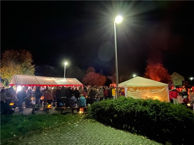 Die Prozession, ein leuchtender Strom von Teilnehmern, zog sich von der örtlichen Pfarrkirche bis hin zum Parkplatz gegenüber des Seniorenheims, wo schon die Feuertonnen der Freiwilligen Feuerwehr prasselten. Foto: Möhennclub Lieblich e.V.