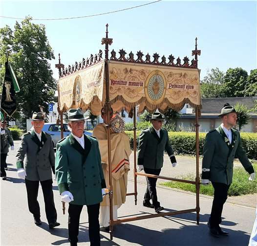 Die Prozession führte ausschließlich durch Straßen, die vor einem Jahr von dem Hochwasser betroffen waren.  Fotos: privat
