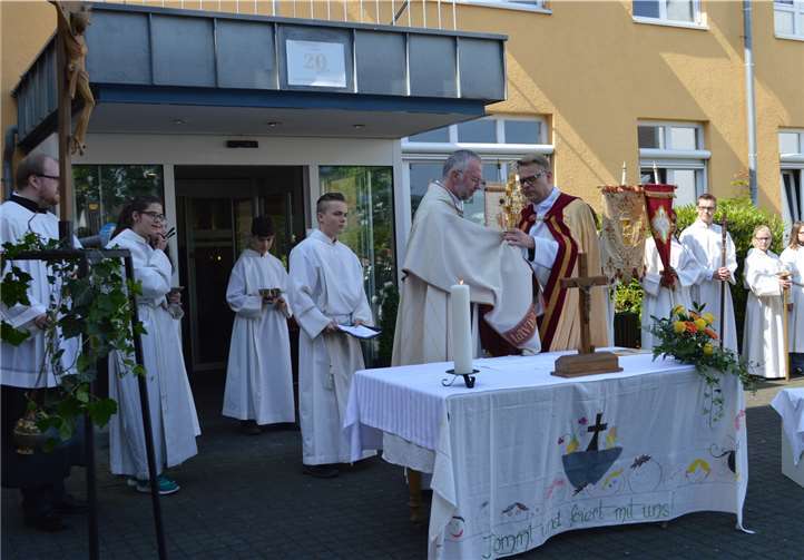 Die Prozession ging zunächst zum Altar vor der Seniorenresidenz, wo zahlreiche Bewohner bereits auf die Prozession warteten.