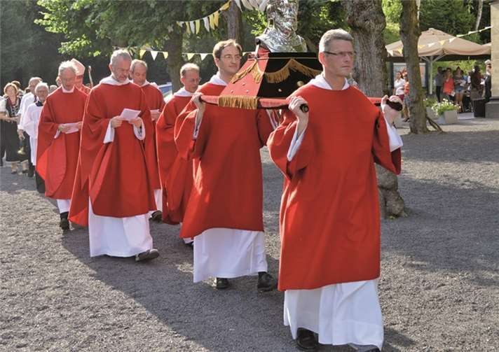 Die Prozession in den Klostergarten-