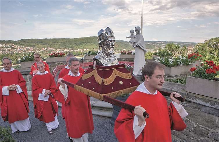 Die Prozession mit dem Apollinaris-Haupt geht traditionell in den Klostergarten hoch über dem Rhein, wo der Segen über die Stadt Remagen und die Region erbeten wird. privat
