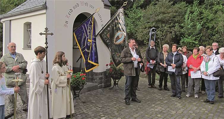 Die Prozession vor der Kapelle auf dem Namedyer Werth. privat
