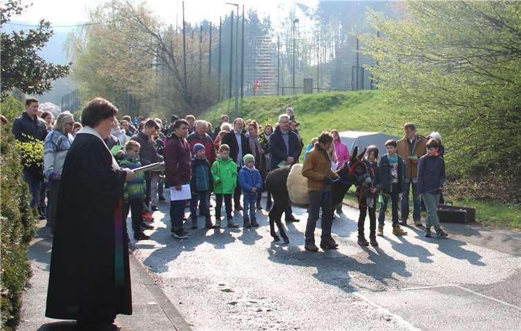 Die Prozession zu Palmsonntag zog von der Grundschule Friedrichssegen zur evangelischen Friedenskirche. Gut 130 Menschen erinnerten damit an den Einzug Jesu in Jerusalem.Foto: DekanatNassauer Land