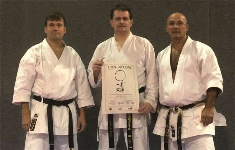 Die Prüfer Marcus Gutzmer und Georg Karras mit Uli Neumann.privat