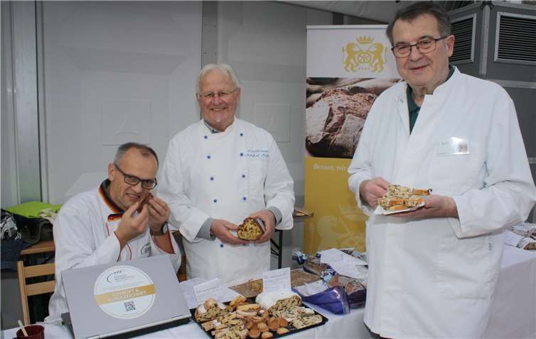 Die Prüfer der Bäckerinnung Rhein-Mosel-Eifel verkostetenvor der abschließenden Prämierung gleich 35 eingereichte Stollen.