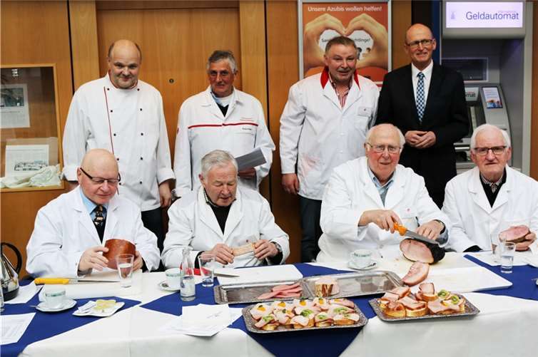 Die Prüfer (v.li.n.re.) stehend: Heinz-Werner Schäfer, Klaus Kilian, Obermeister Thomas Christian, Geschäftsstellenleiter Stefan Zorn (Westerwald Bank Hachenburg), sitzend: Horst Föller, Rudi Rübsamen, Hermann Seiler u. Erwin Künkler. privat
