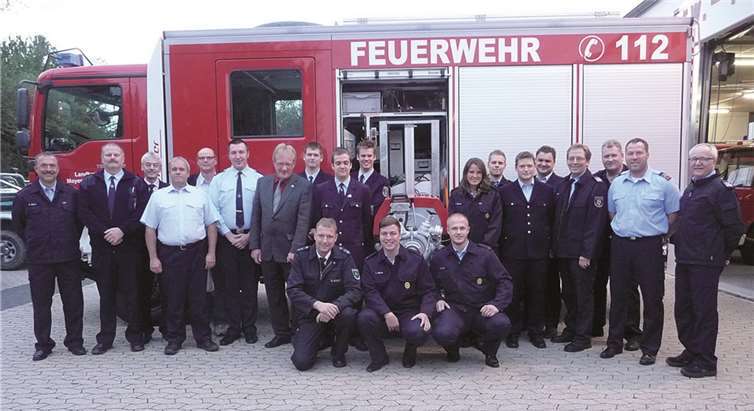 Die Prüflinge (Mitte) wurden von den Ausbildern in allen Fragen zum „Maschinisten für Löschfahrzeuge“ unterrichtet. privat