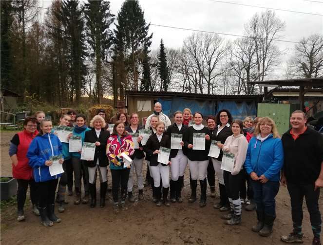 Die Prüflinge bestanden durch Umsetzen des Gelernten in der Praxis alle tadellos. Foto: Reitverein Bruchhausen e.V.