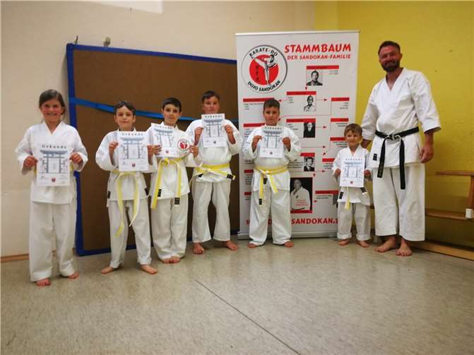 Die Prüflinge mit Trainer Pascal Haas v.l. Leni Stein, Lukas Bacevicius, Martin Ivanov, Jan Luca und Jonas Bartens sowie Levin Bell. Es fehlt Luke Neuzerling. Foto: privat