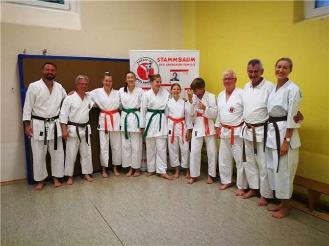 Die Prüflinge mit Trainer Pascal Haas: v.li. Constanze Fresenius, Isabella Lenders, Carolina Schnatz, Janka Lenze und Justus Böger und Wolfgang Wolter. Als Beisitzer fungierten: Stefan Preiß, Yean Yves Maillard und Jennifer Przybilla. Foto: privat