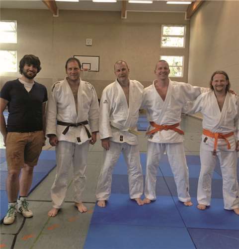 Die Prüflinge mit ihrem Prüfer Ignaz Schild (l.) und Trainer Björn Golombek (2.v.l.). privat