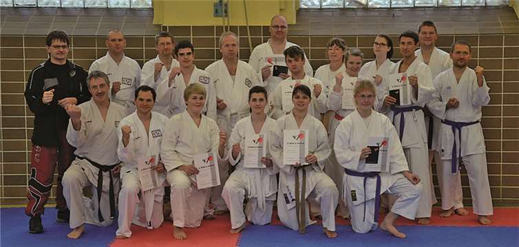 Die Prüflinge mit ihren Urkunden. Privat