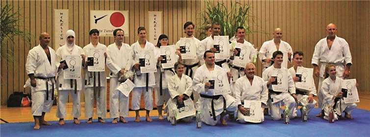 Die Prüflinge mit ihren gewonnen Urkunden. .privat