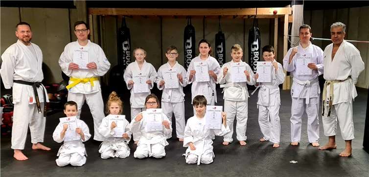 Die Prüflinge zusammen mit Ahmed Farhani, Dojo-Leiter (Übungsplatz für japanische Kampfkünste) des Karate Clubs Bonn West (1.v.r.) und Michael Diesner, Dojo-Leiter im TV 1888 Bad Hönningen (1.v.l.). Foto: Diesner-Turnverein 1888 e.V.