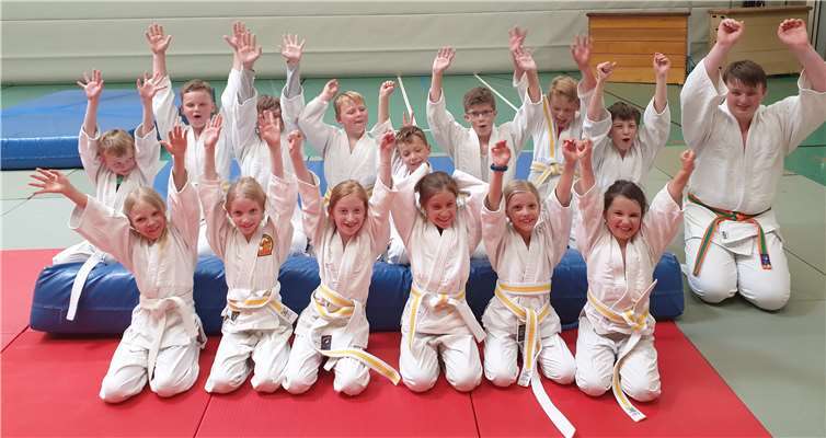 Die Prüfung zum weiß-gelben Gürtel haben dann bestanden: Leo Wich-Glasen, Ben Bertgen, Moritz Wich-Glasen, Jonas Birkenbeil, Luca Bleser, Silas Lauxen, Johanna Merkler, Milena Sturm Charlotta Keifenheim, Lena und Johanna Jax.Foto: privat