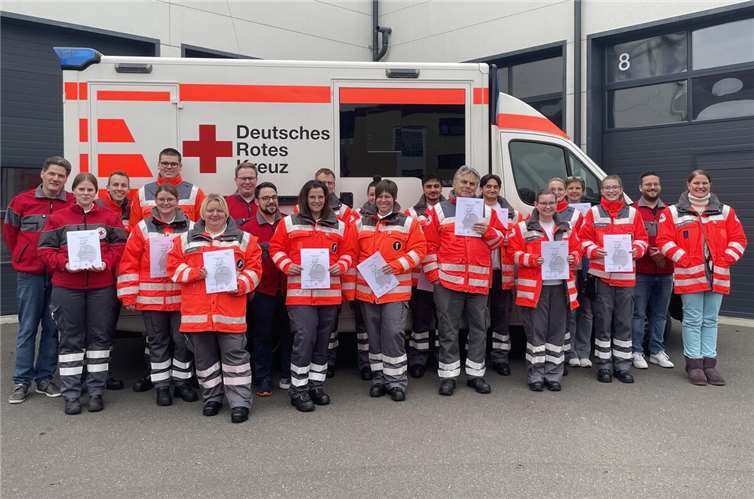 Die Prüfungsärztin und Vorsitzende der Prüfungskommission Dr. med. Karin Wodack (re.) freute sich, dass alle 16 Teilnehmenden die Prüfung bestanden haben und nun als Einsatzkräfte im Sanitätsdienst tätig sein dürfen.  Foto: Timo Vellage / DRK-Kreisverband Ahrweiler e.V.)