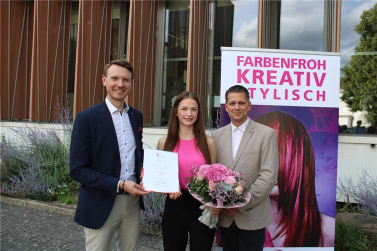 Die Prüfungsbeste Lilly Kalterherberg erhielt den mit 500 Euro dotierten Förderpreis der Sparkassenstiftung „Zukunft Kreis Ahrweiler“, flankiert von Innungsobermeister Daniel Röber (rechts) und Sven Schmitz (Kreissparkasse Ahrweiler, links).