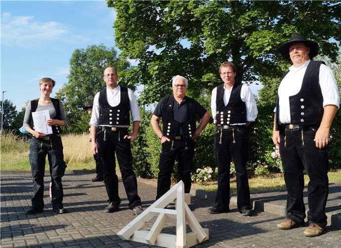 Die Prüfungsbeste Luzie Salchow (v.l.) präsentiert stolz Andreas Hoffmann (Obermeister), Thomas Mandt (stv. Obermeister), Michael Krahe (Prüfungsausschuss) und Frank Apel (Vorsitzender Prüfungsausschuss) ihr Gesellenstück.