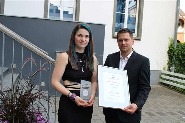 Die Prüfungsbeste Ronja Schopp mit Obermeister Daniel Röber.Fotos: DU