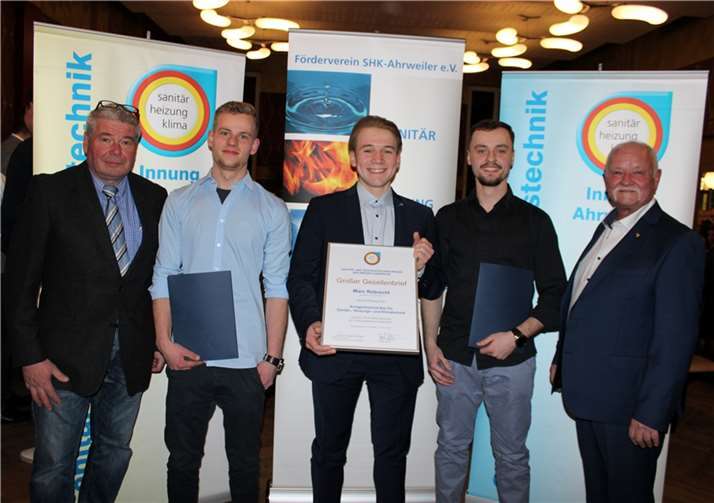 Die Prüfungsbesten : Ramon de Paris (3), Marc Robrecht (1) und Art Lepaja (2) mit Obermeister Frank Wershofen (rechts) und Christoph Krupp (Vorsitzender Prüfungsausschuss). Foto:DU