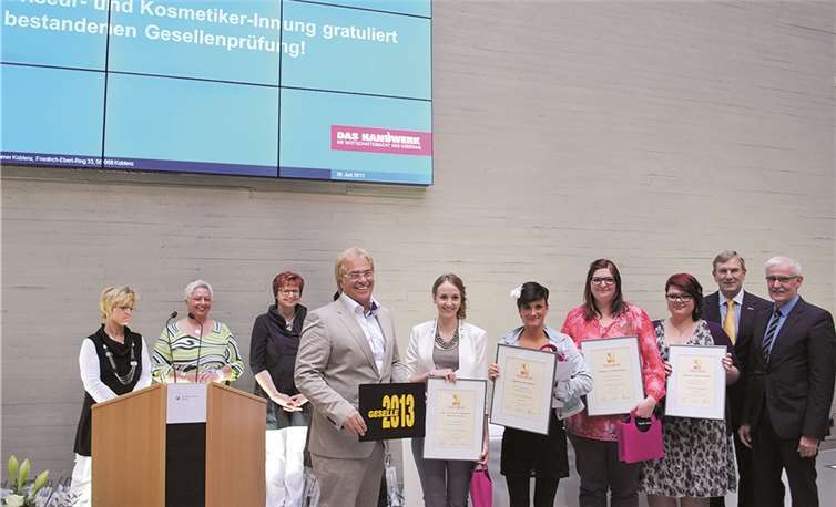 Die Prüfungsbesten bei der Freisprechungsfeier der Friseur- und Kosmetiker-Innung Mittelrhein mit Obermeister Franz-Josef Küveler (l.), HwK-Hauptgeschäftsführer Alexander Baden (2.v.r.) und KHS-Hauptgeschäftsführer Karlheinz Gaschler (r.). HwK Koblenz