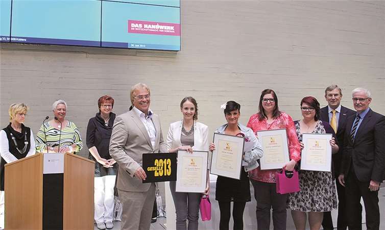 Die Prüfungsbesten bei der Freisprechungsfeier der Friseur- und Kosmetiker-Innung Mittelrhein mit Obermeister Franz-Josef Küveler (l.), HwK-Hauptgeschäftsführer Alexander Baden (2.v.r.) und KHS-Hauptgeschäftsführer Karlheinz Gaschler (r.).HwK Koblenz