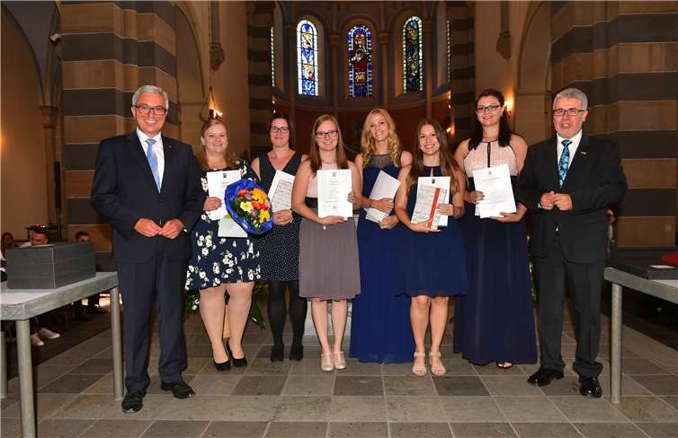 Rund 300 Absolventen aus ganz Rheinland-Pfalz feiern ihren Abschluss Die Prüfungsbesten der HöV/ZVS: Dania Peters, Marina Jäckels, Jacqueline Velten, Laura Geisbüsch, Lisa Haßdenteufel und Sandra Leich (v. l.) mit Minister Roger Lewentz (l.) und Direktor Klaus Weisbrod (r.)