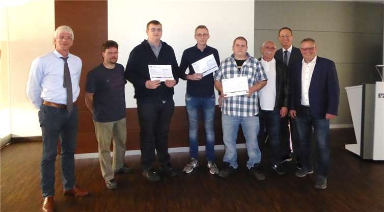 Die Prüfungsbesten freuten sich über den Förderpreis, den der Bereichsleiter der Volksbank Rhein-Lahn-Limburg Günter Groß (2. von rechts) überreichte. Foto: privat