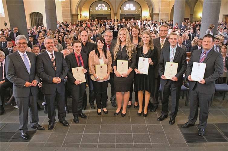 Die Prüfungsbesten mit dem rheinland-pfälzischen Innenminister Roger Lewentz, FH-Direktor Klaus Weisbrod und Vertretern der Dienststellen.privat