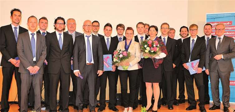 Die Prüfungsbesten zusammen mit Staatssekretär Uwe Hüser (5. v.l.) Pressefoto Seydel