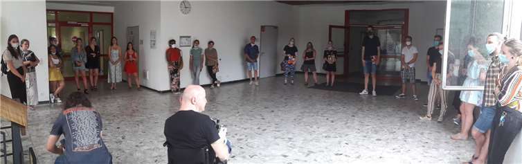 Die Prüfungsklasse der Fachschule für Heilerziehungspflege bei der Zeugnisübergabe mit ihren Klassenleitern Dr. Thomas Schweikert und Michael Theophanous (im Vordergrund). Foto: privat